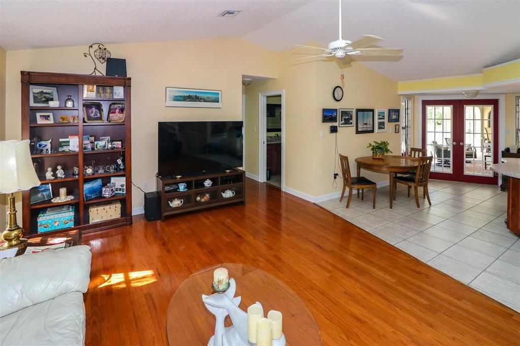 Activo con contrato: $399,000 (3 camas, 2 baños, 2031 Pies cuadrados)