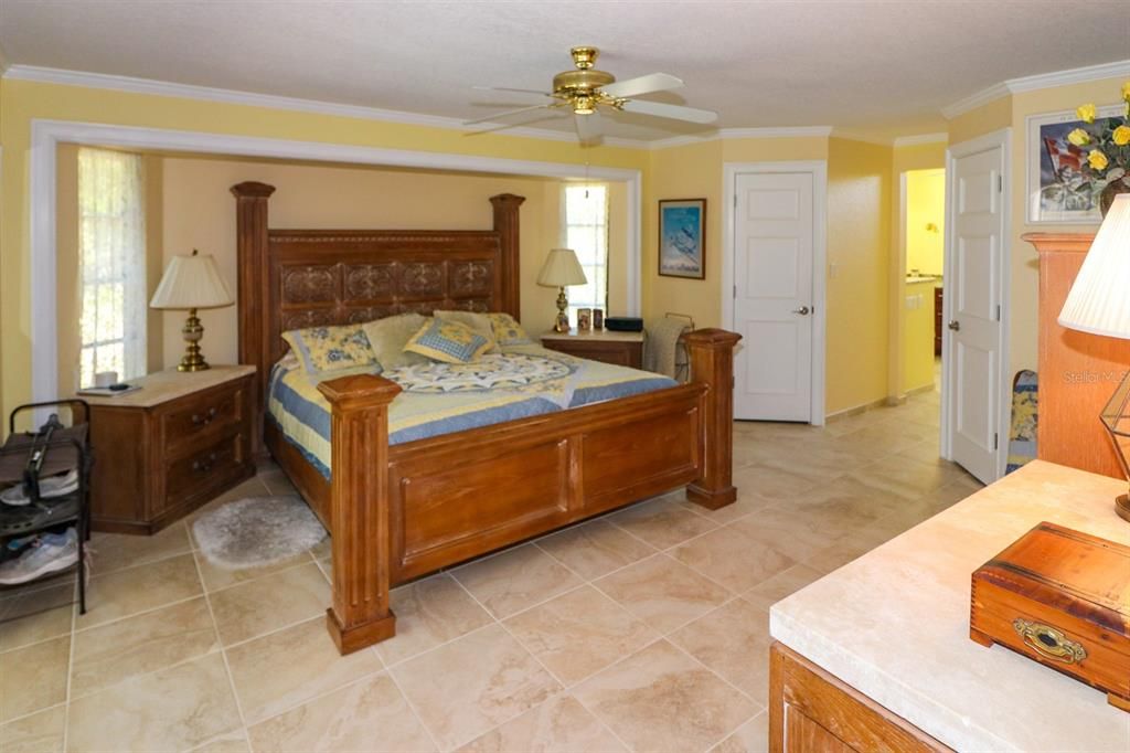 Activo con contrato: $399,000 (3 camas, 2 baños, 2031 Pies cuadrados)