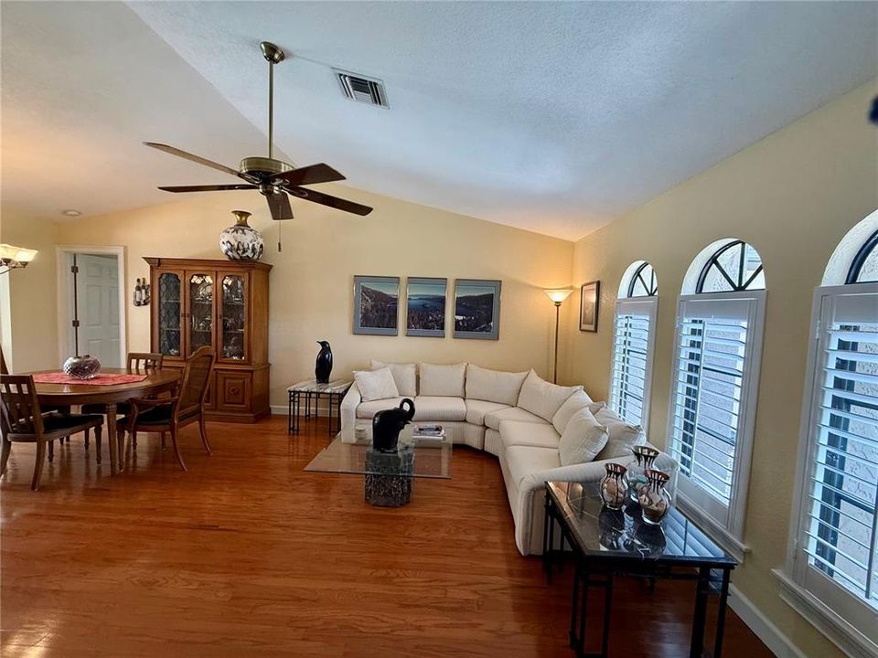 Activo con contrato: $399,000 (3 camas, 2 baños, 2031 Pies cuadrados)