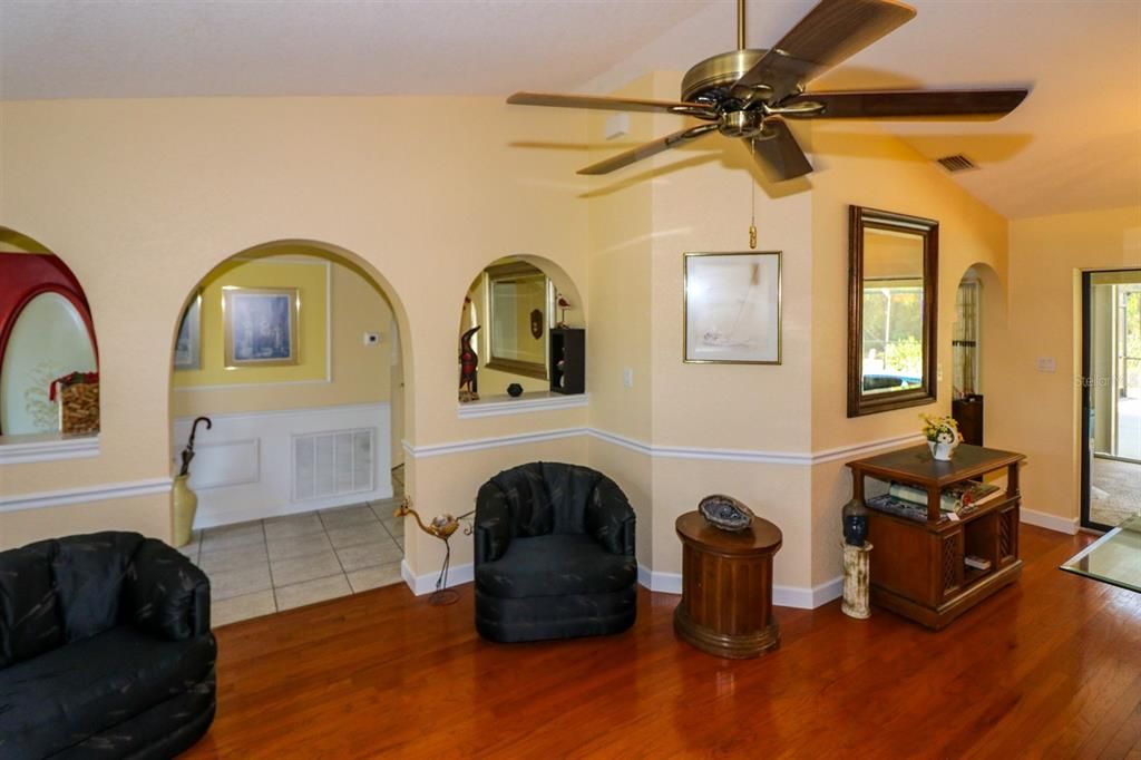 Activo con contrato: $399,000 (3 camas, 2 baños, 2031 Pies cuadrados)