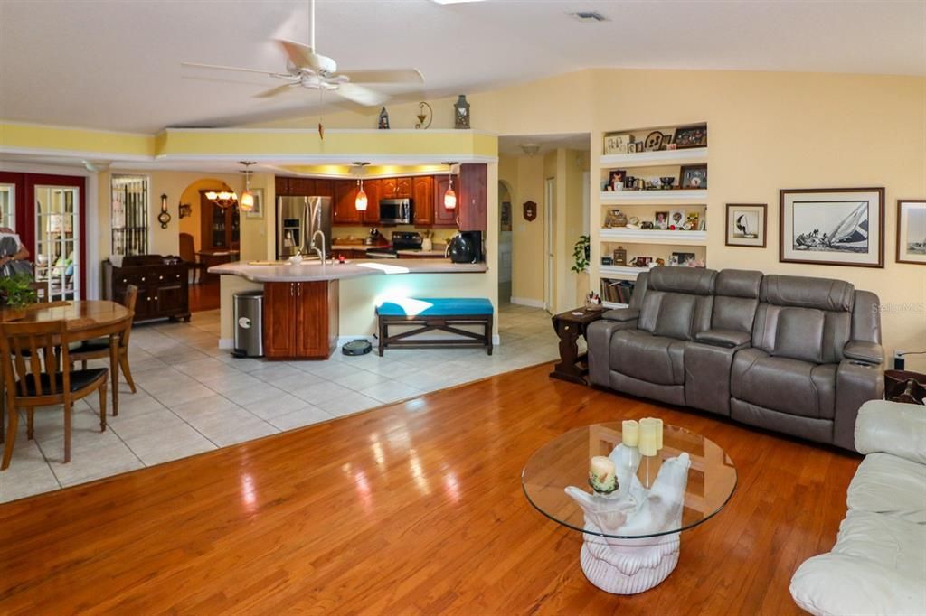 Activo con contrato: $399,000 (3 camas, 2 baños, 2031 Pies cuadrados)