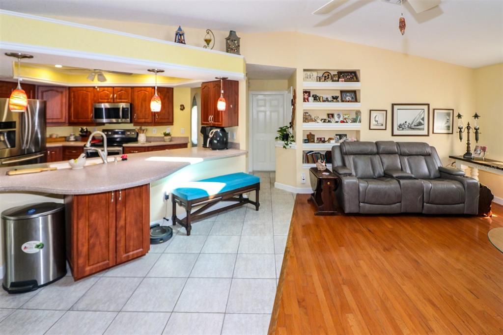 Activo con contrato: $399,000 (3 camas, 2 baños, 2031 Pies cuadrados)
