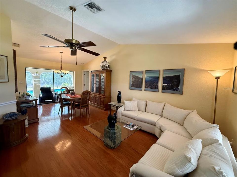 Activo con contrato: $399,000 (3 camas, 2 baños, 2031 Pies cuadrados)
