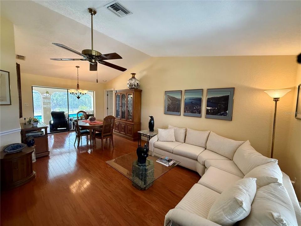 Activo con contrato: $399,000 (3 camas, 2 baños, 2031 Pies cuadrados)