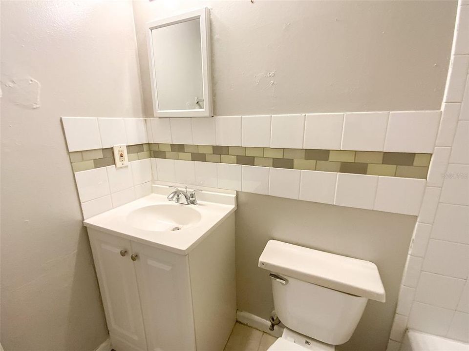 Active With Contract: $1,149 (2 beds, 1 baths, 900 Square Feet)