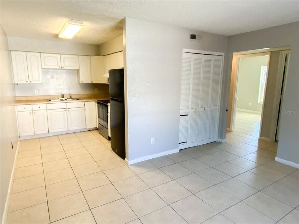 Active With Contract: $1,149 (2 beds, 1 baths, 900 Square Feet)
