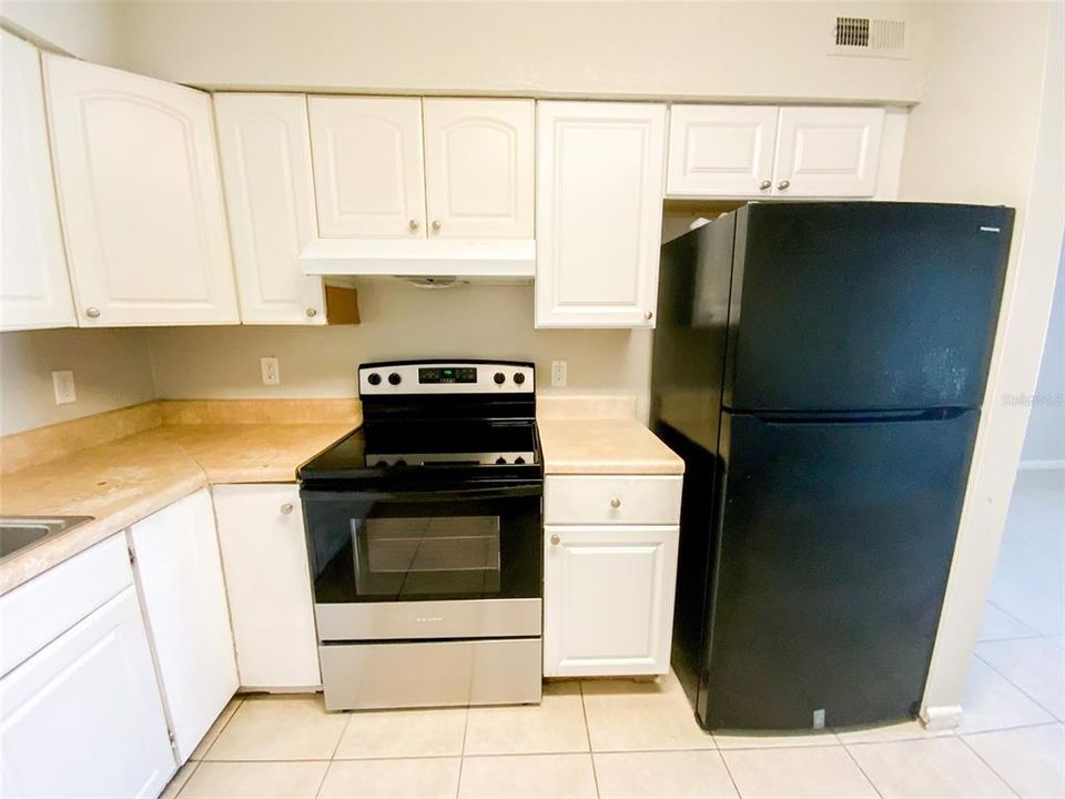 Active With Contract: $1,149 (2 beds, 1 baths, 900 Square Feet)