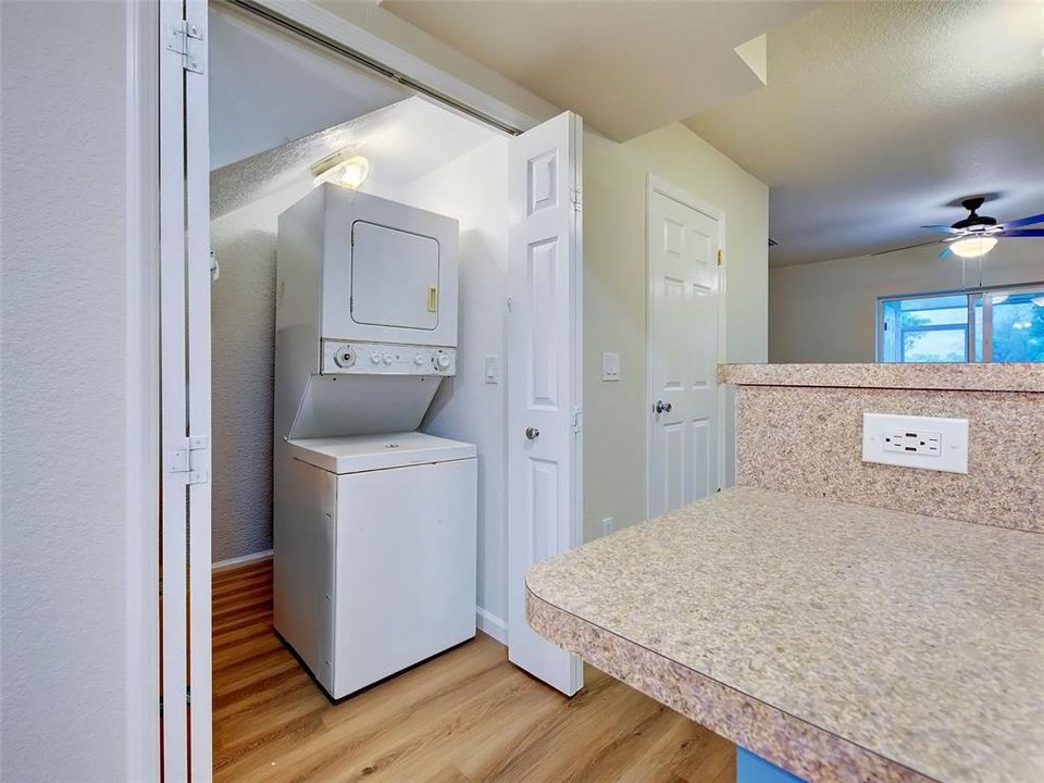 На продажу: $199,999 (2 спален, 2 ванн, 1106 Квадратных фут)