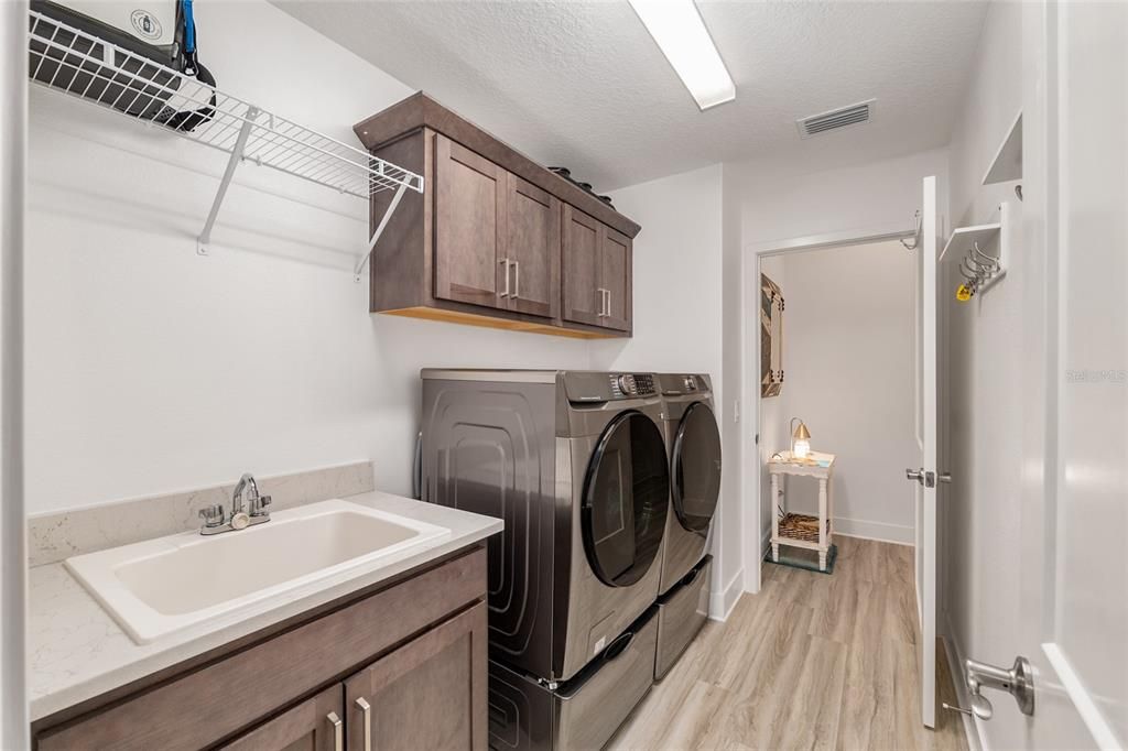 For Sale: $995,000 (3 beds, 2 baths, 1959 Square Feet)