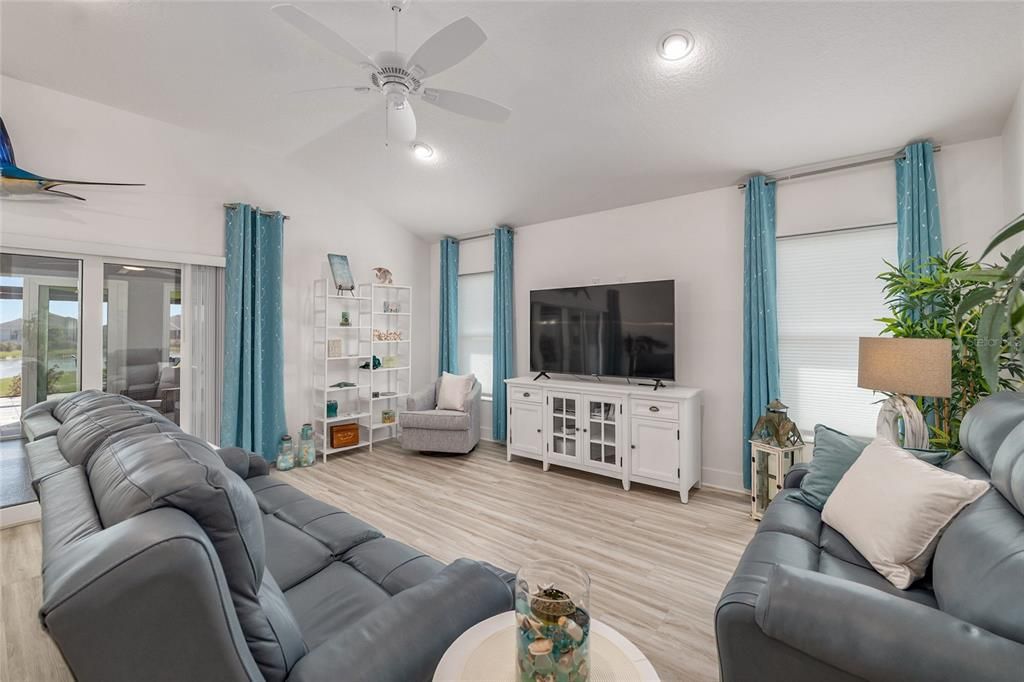 For Sale: $995,000 (3 beds, 2 baths, 1959 Square Feet)