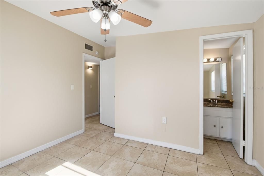 Activo con contrato: $274,900 (2 camas, 1 baños, 925 Pies cuadrados)