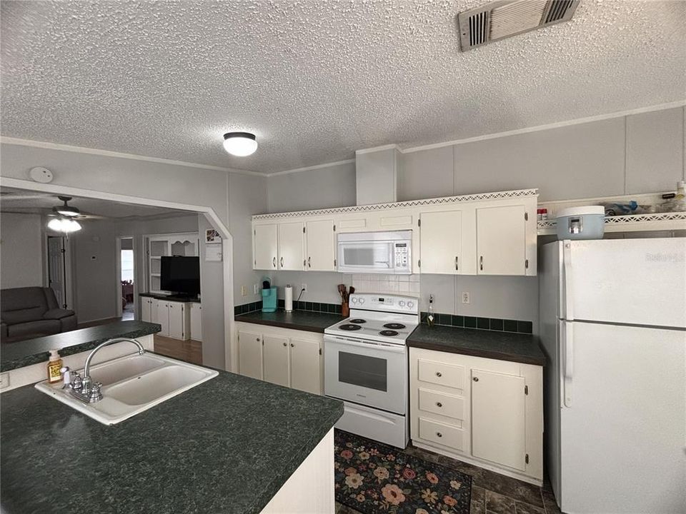 Active With Contract: $174,900 (3 beds, 2 baths, 1141 Square Feet)