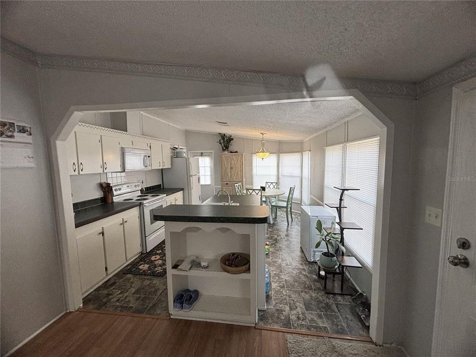 Active With Contract: $174,900 (3 beds, 2 baths, 1141 Square Feet)