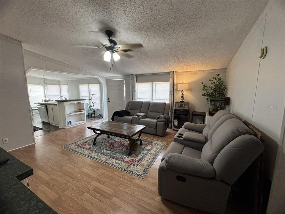 Active With Contract: $174,900 (3 beds, 2 baths, 1141 Square Feet)