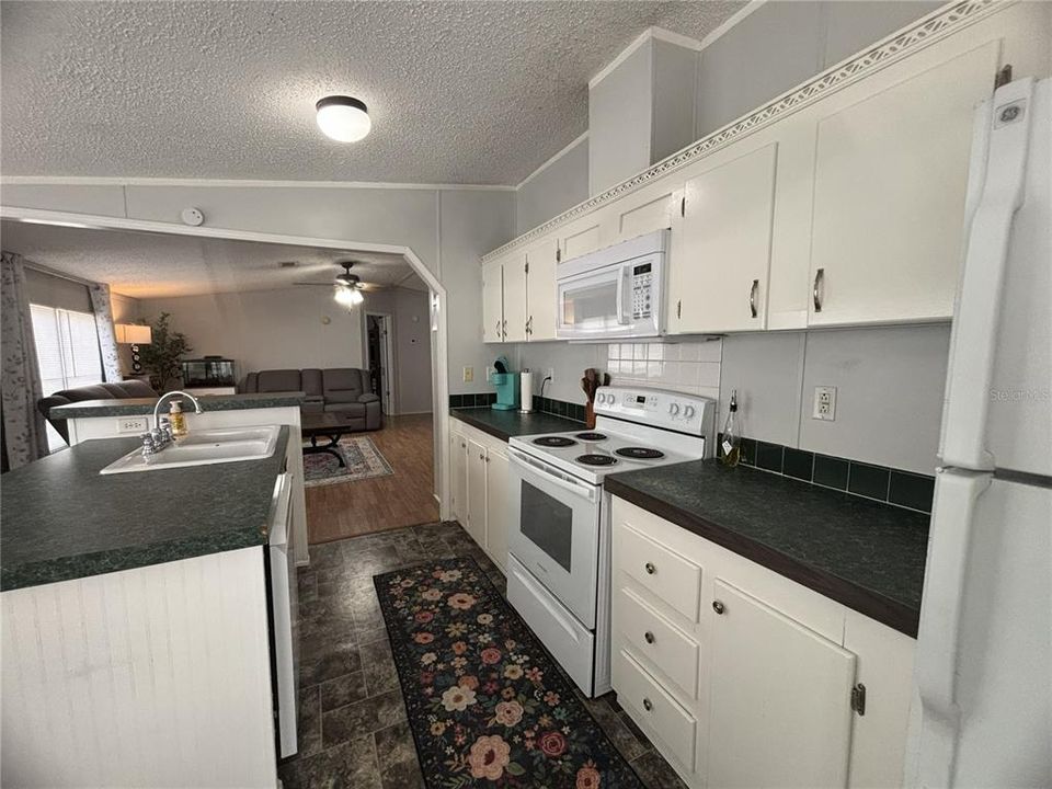 Active With Contract: $174,900 (3 beds, 2 baths, 1141 Square Feet)