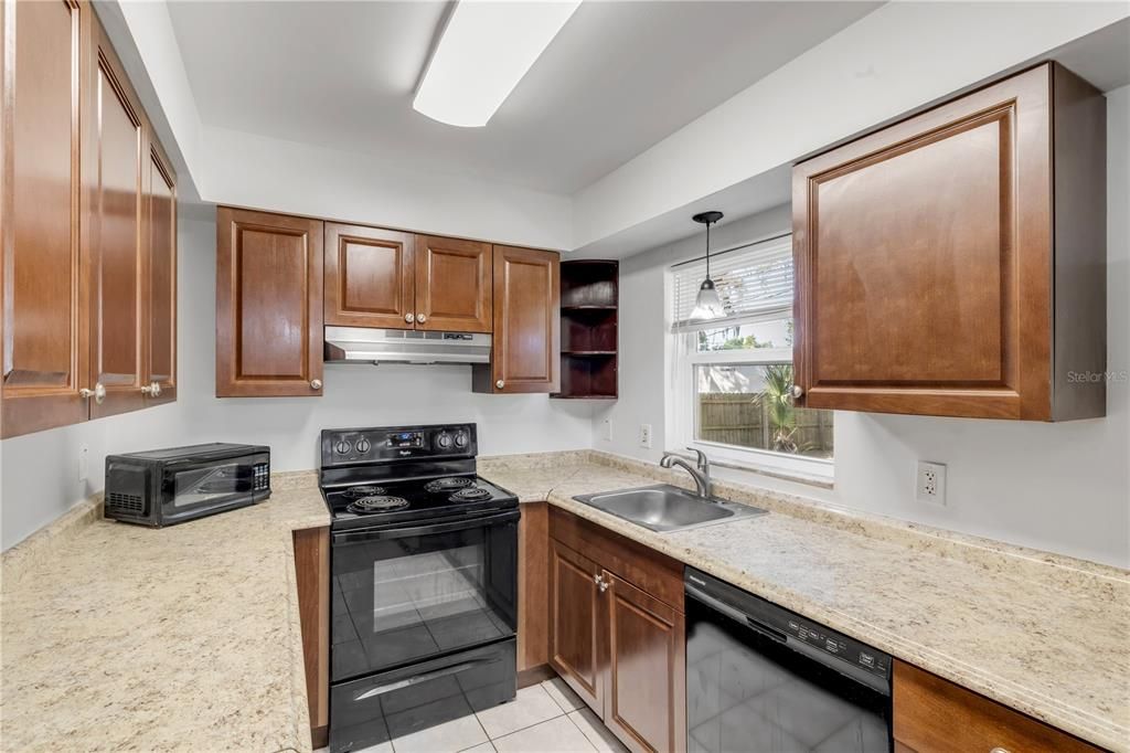 На продажу: $249,000 (3 спален, 1 ванн, 1176 Квадратных фут)