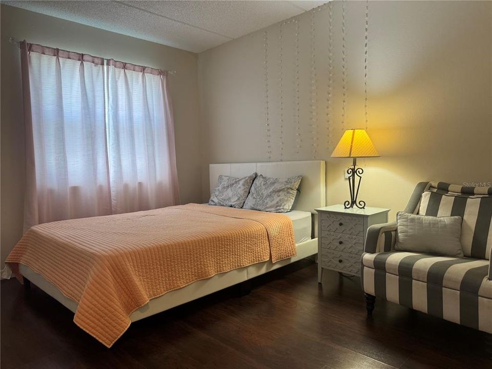 For Sale: $180,000 (2 beds, 2 baths, 879 Square Feet)