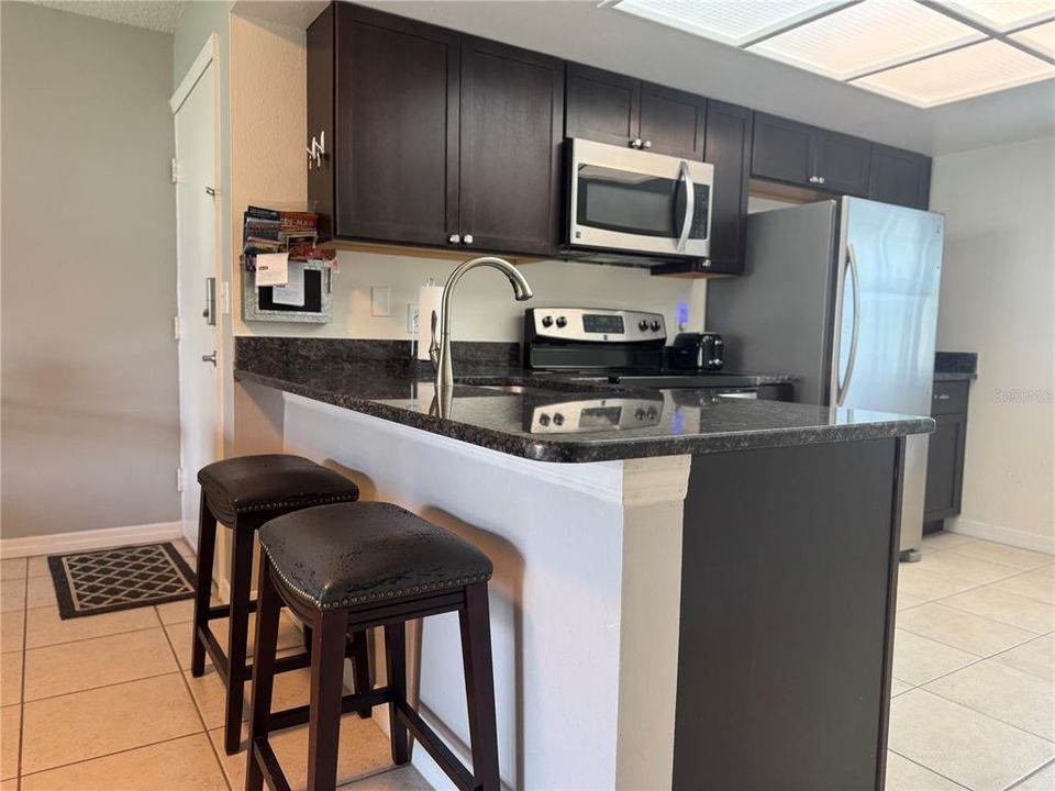 For Sale: $180,000 (2 beds, 2 baths, 879 Square Feet)