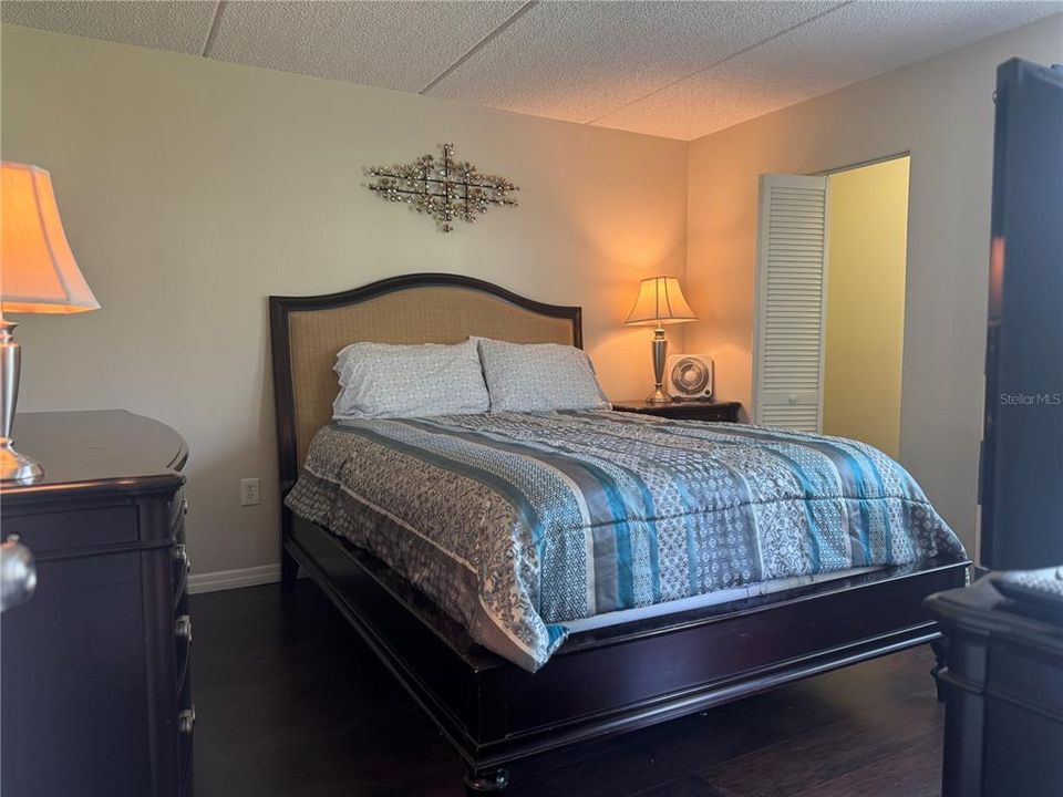 For Sale: $180,000 (2 beds, 2 baths, 879 Square Feet)