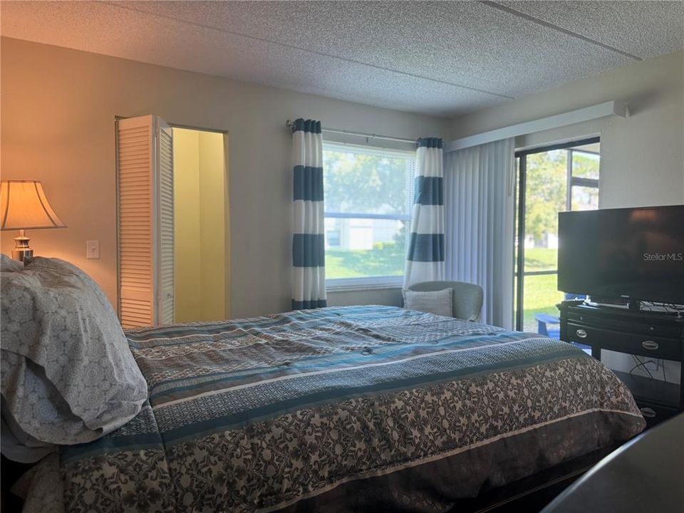 For Sale: $180,000 (2 beds, 2 baths, 879 Square Feet)