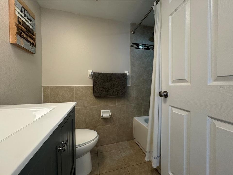 For Sale: $180,000 (2 beds, 2 baths, 879 Square Feet)