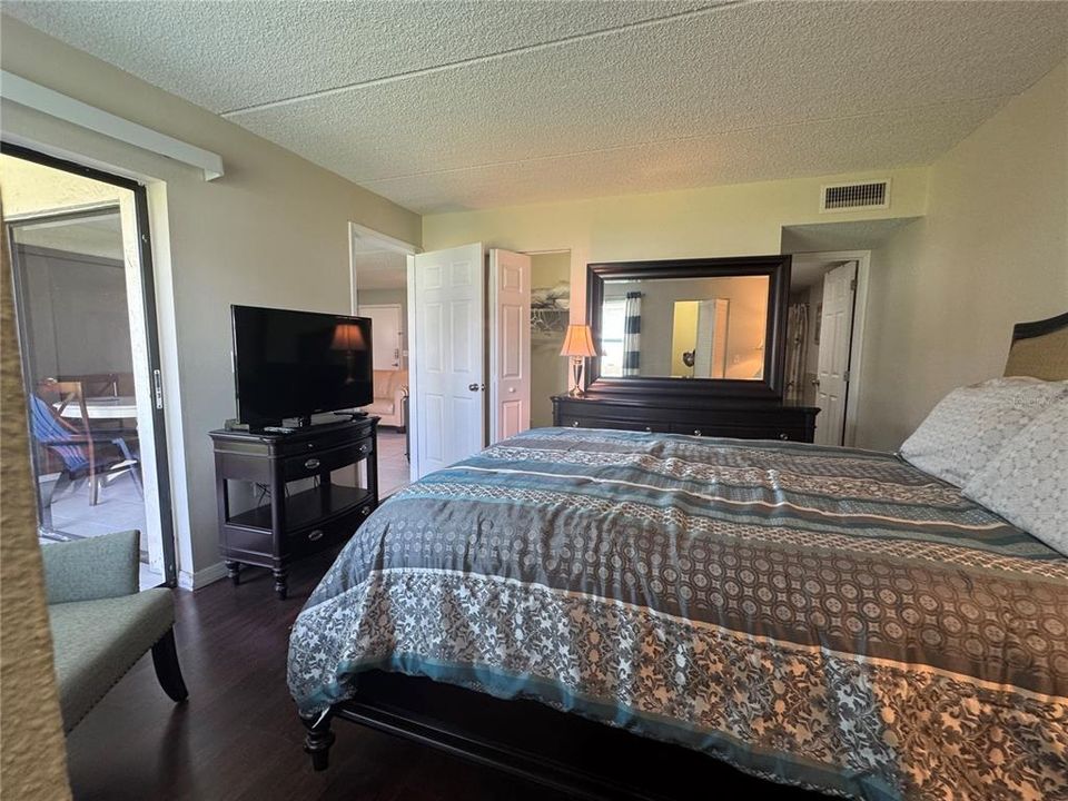 For Sale: $180,000 (2 beds, 2 baths, 879 Square Feet)