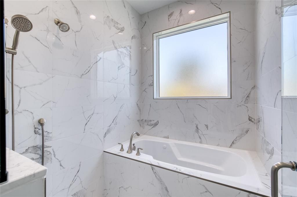 En Venta: $948,000 (4 camas, 3 baños, 2864 Pies cuadrados)