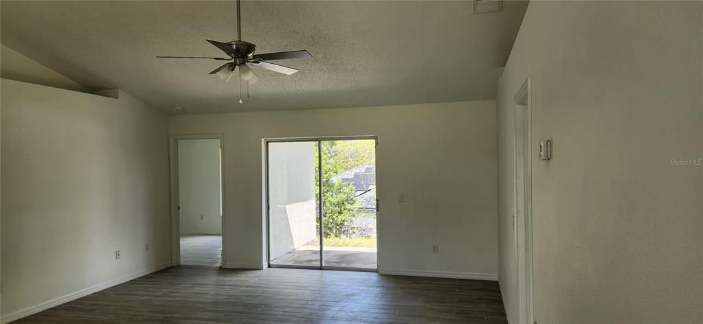 For Sale: $287,000 (4 beds, 2 baths, 1372 Square Feet)