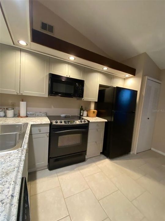 На продажу: $188,200 (2 спален, 2 ванн, 1054 Квадратных фут)