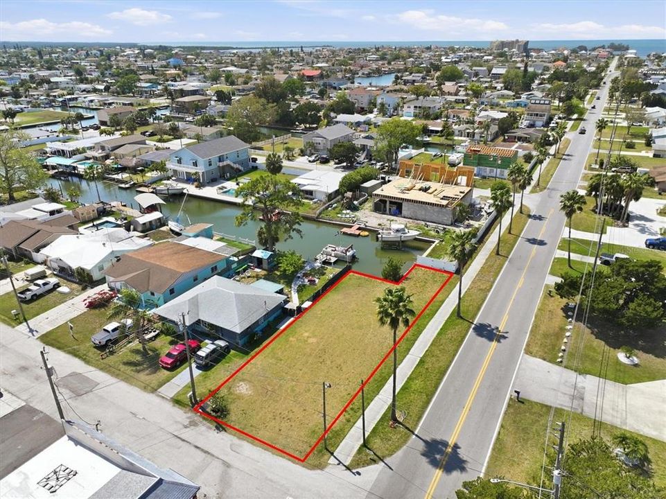 На продажу: $149,900 (0.14 acres)