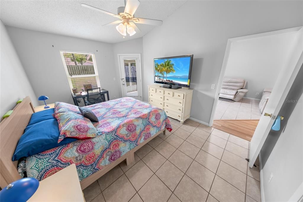 На продажу: $274,900 (2 спален, 2 ванн, 967 Квадратных фут)