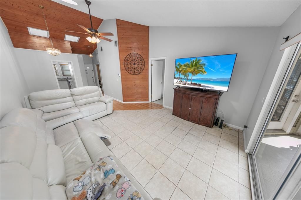 На продажу: $274,900 (2 спален, 2 ванн, 967 Квадратных фут)