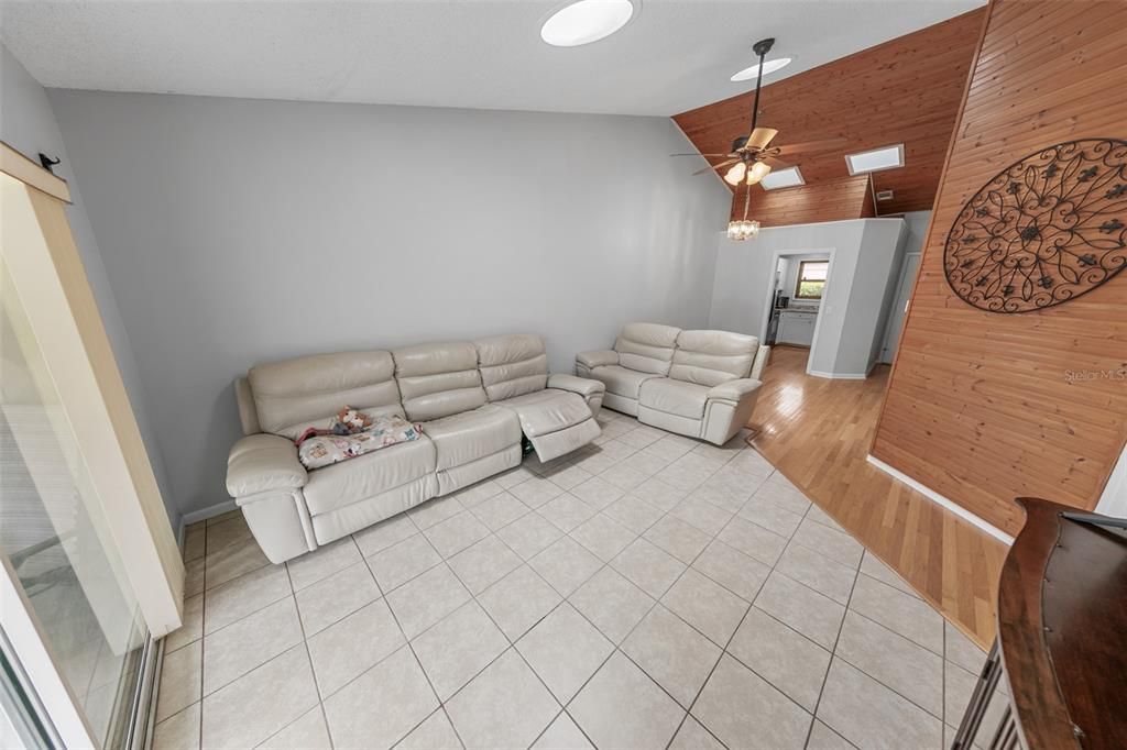 На продажу: $274,900 (2 спален, 2 ванн, 967 Квадратных фут)