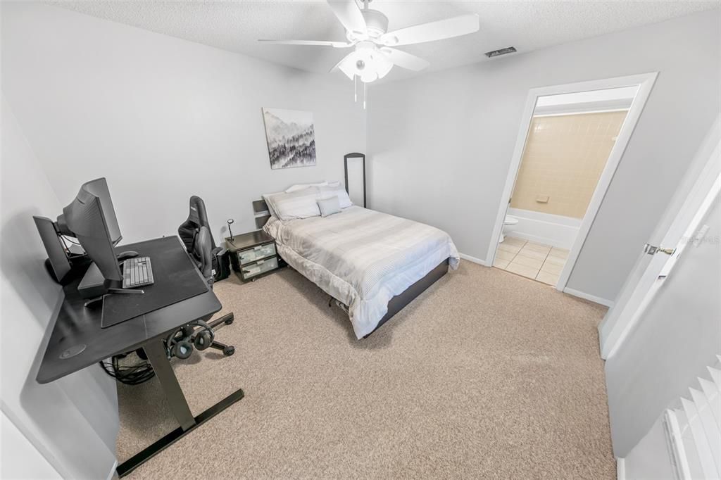 На продажу: $274,900 (2 спален, 2 ванн, 967 Квадратных фут)