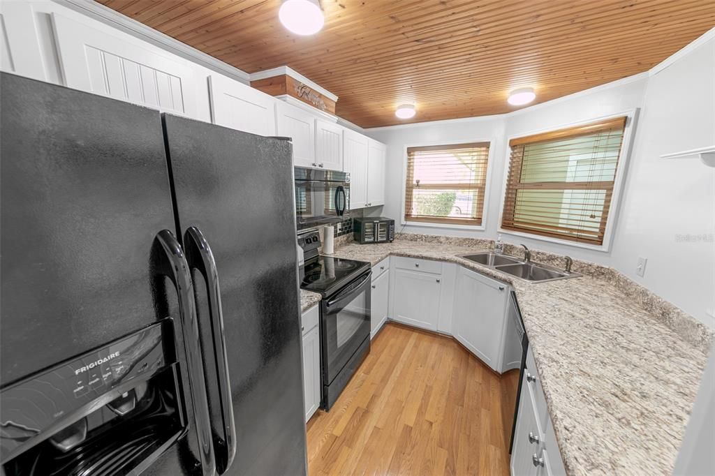 На продажу: $274,900 (2 спален, 2 ванн, 967 Квадратных фут)