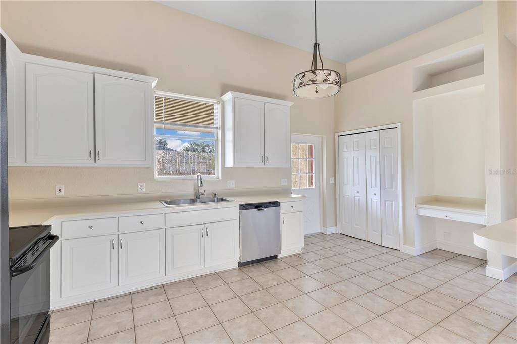 Active With Contract: $475,000 (5 beds, 4 baths, 3052 Square Feet)