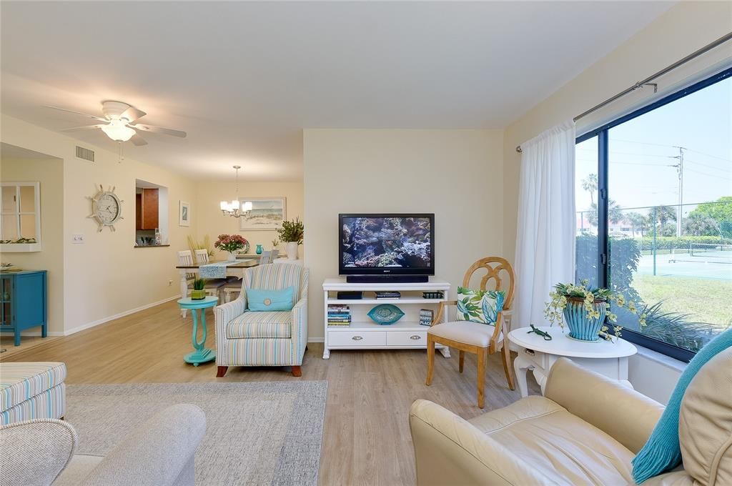 На продажу: $204,900 (2 спален, 2 ванн, 1120 Квадратных фут)