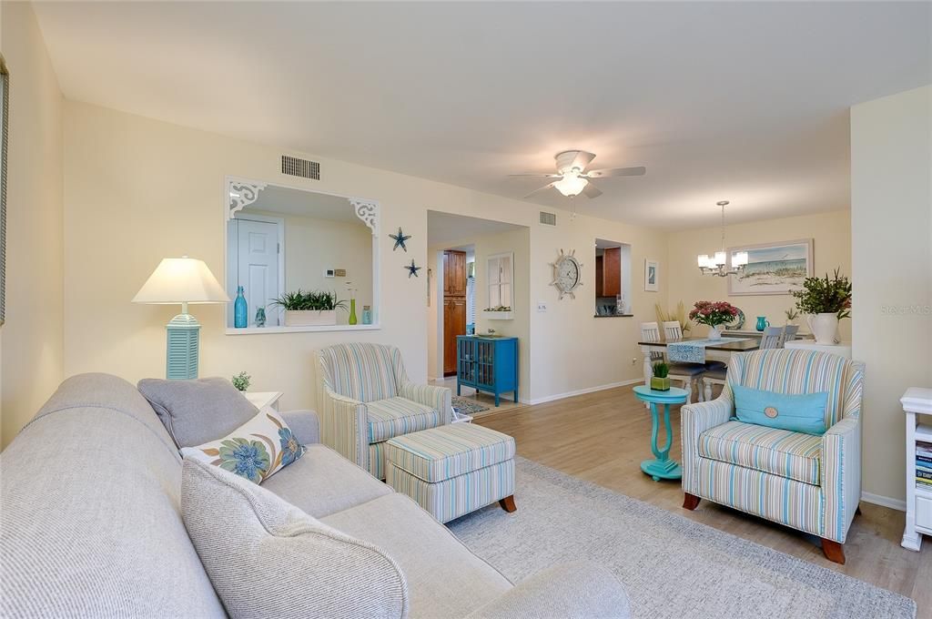 На продажу: $204,900 (2 спален, 2 ванн, 1120 Квадратных фут)