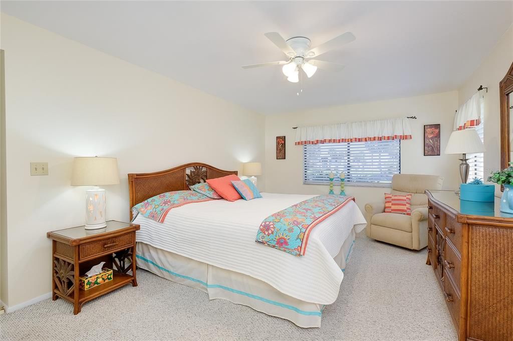 На продажу: $204,900 (2 спален, 2 ванн, 1120 Квадратных фут)