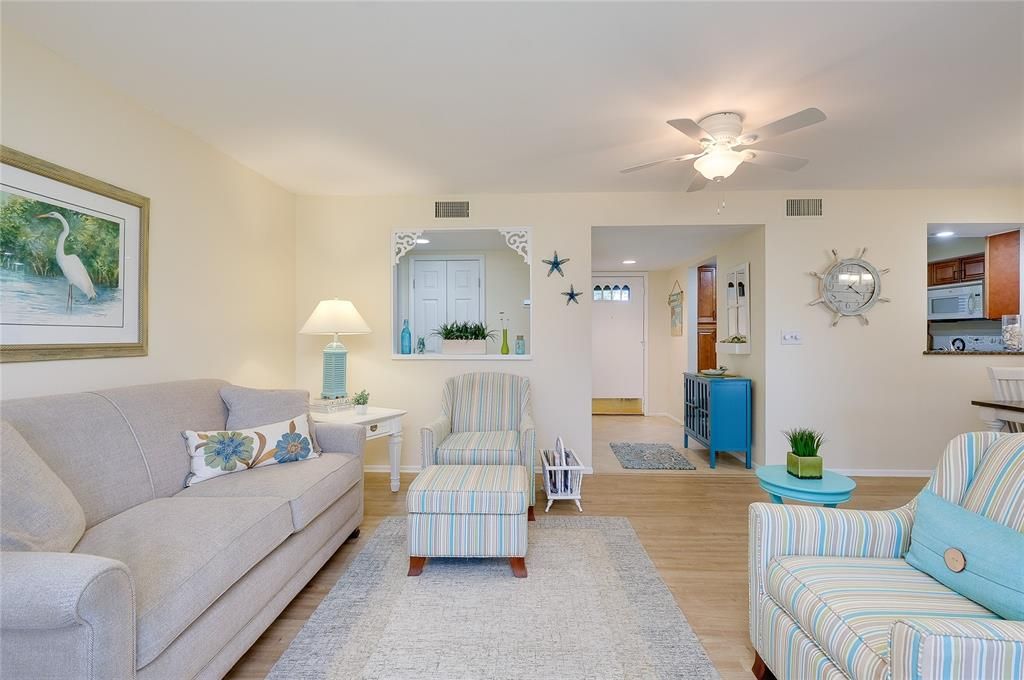 На продажу: $204,900 (2 спален, 2 ванн, 1120 Квадратных фут)