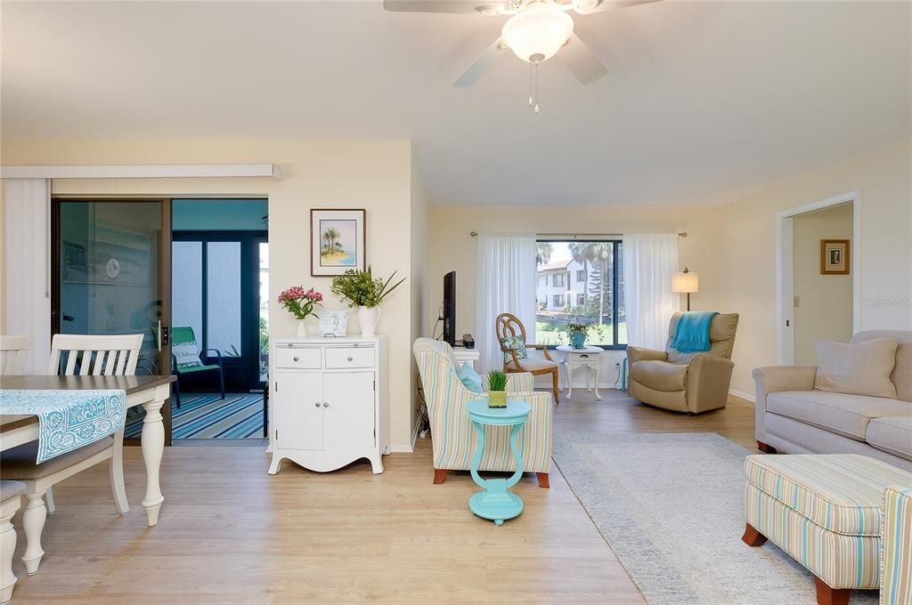 На продажу: $204,900 (2 спален, 2 ванн, 1120 Квадратных фут)