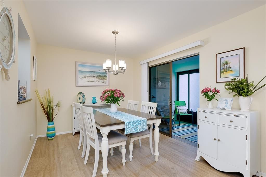 На продажу: $204,900 (2 спален, 2 ванн, 1120 Квадратных фут)