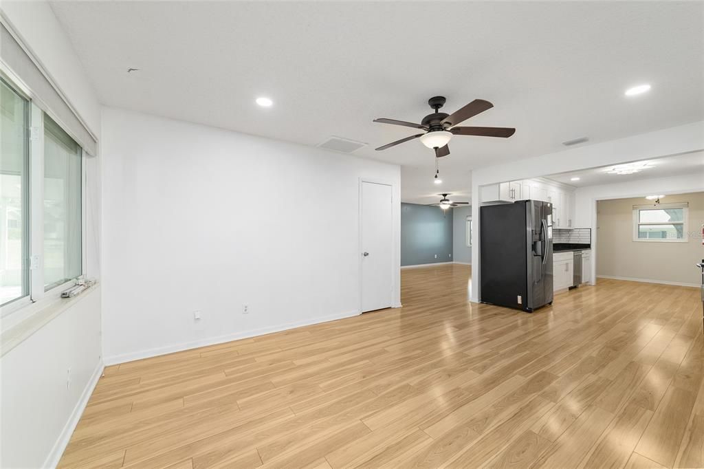 На продажу: $169,900 (2 спален, 2 ванн, 1369 Квадратных фут)