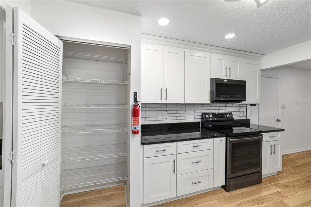 На продажу: $169,900 (2 спален, 2 ванн, 1369 Квадратных фут)