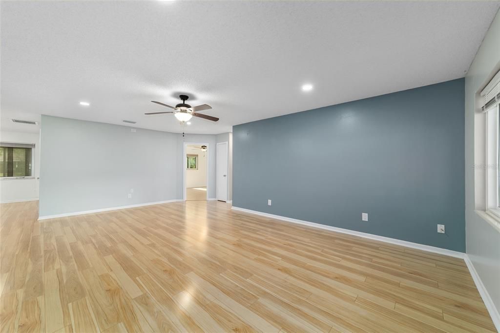 На продажу: $169,900 (2 спален, 2 ванн, 1369 Квадратных фут)