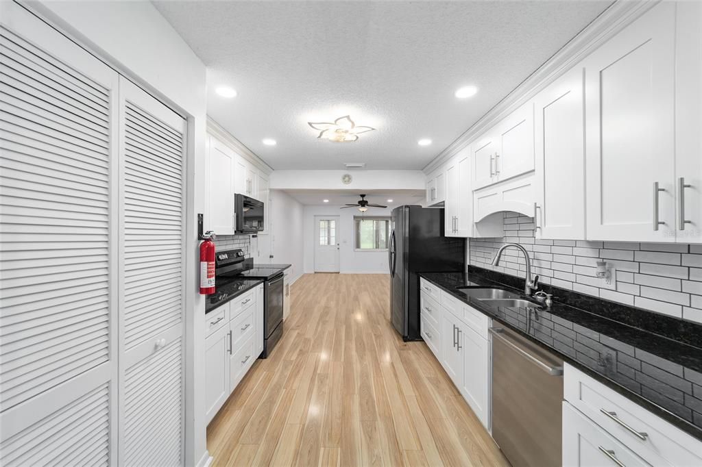 На продажу: $169,900 (2 спален, 2 ванн, 1369 Квадратных фут)