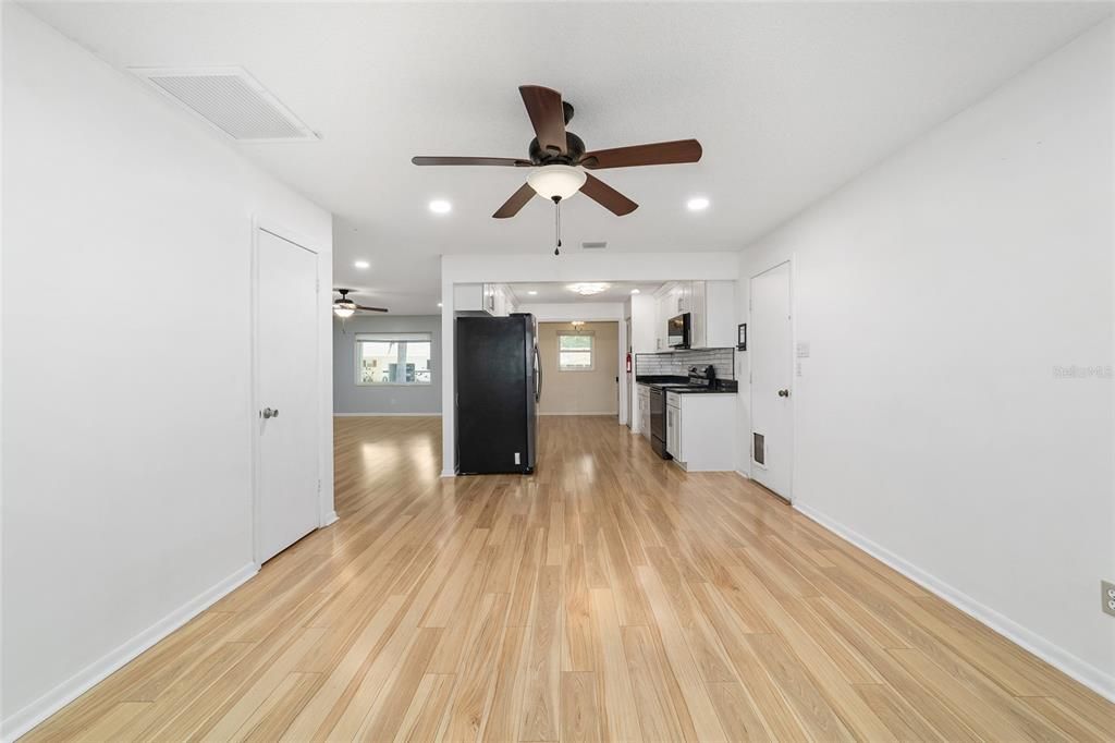 На продажу: $169,900 (2 спален, 2 ванн, 1369 Квадратных фут)