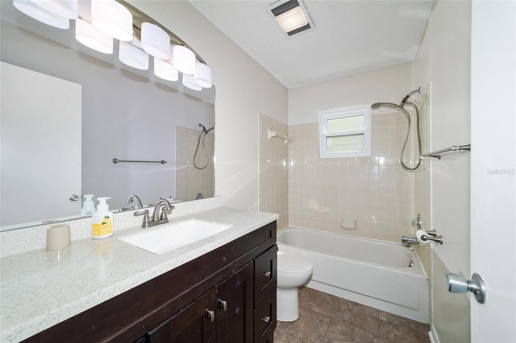 На продажу: $169,900 (2 спален, 2 ванн, 1369 Квадратных фут)