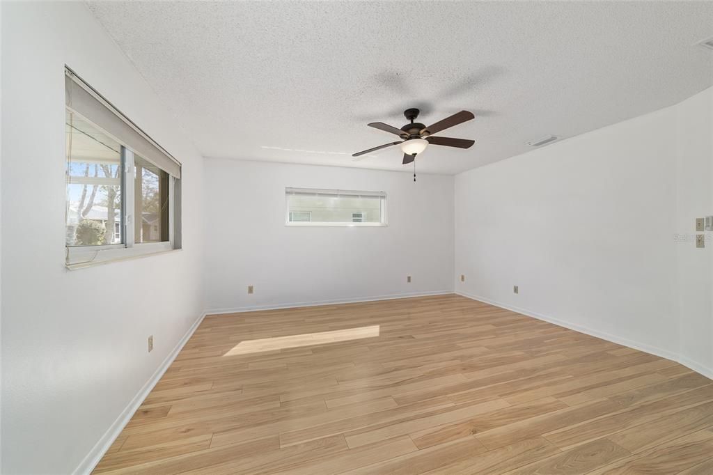 На продажу: $169,900 (2 спален, 2 ванн, 1369 Квадратных фут)