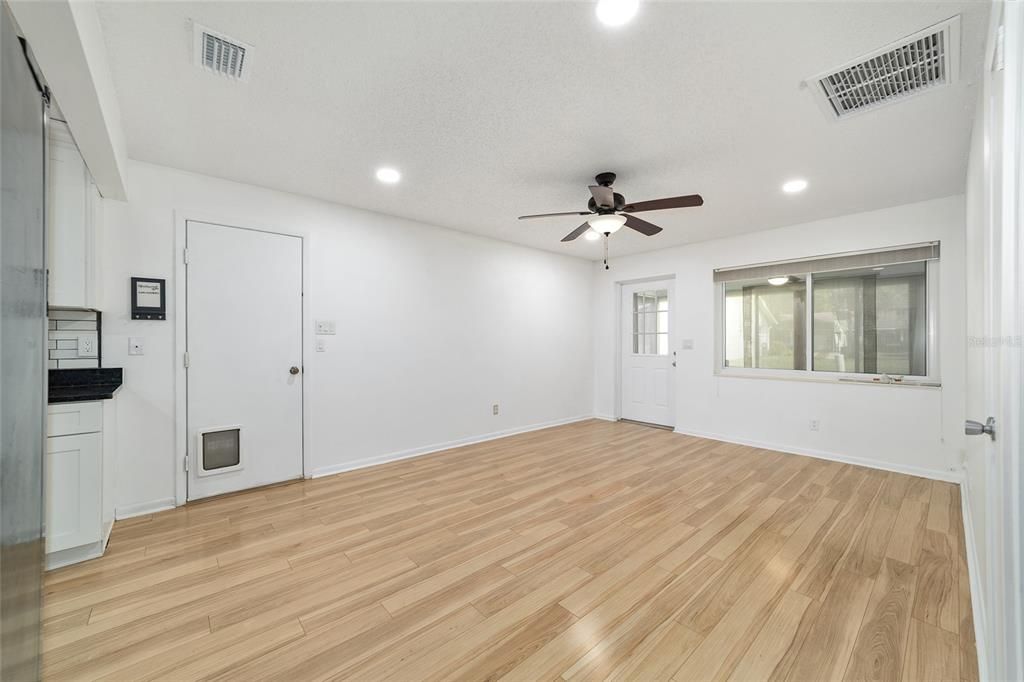 На продажу: $169,900 (2 спален, 2 ванн, 1369 Квадратных фут)